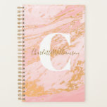 Agenda Oficina personalizada de Rubor y Gold Marble sin f<br><div class="desc">Este elegante planificador sin fecha presenta un diseño de mármol color rosa y dorado de moda, con un audaz monograma blanco y un elegante diseño de escritura. Ideal para organizar horarios escolares, tareas de oficina o metas personales con un toque de glam. Un regalo perfecto para estudiantes, profesionales o cualquier...</div>