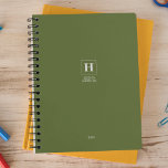 Agenda Olive Green Classic Monograma Personal Weekly<br><div class="desc">Planner anual simple de papel personal con un monograma clásico en un borde cuadrado. Planificador anual (12 meses) con visión general mensual abierta y hojas de planificación semanales. Contacte para obtener ayuda en la personalización.</div>