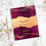 Agenda Oro morado de borgoña agate de mármol rosa de oro<br><div class="desc">Agar violeta y rosa profundo, fondo de mármol con un falso purpurina. Personaliza y agrega tu nombre, un título y un año. El nombre está escrito con un guión moderno de estilo con letras a mano con toques. Para que los cambios sólo eliminen el nombre del ejemplo, deje los espacios...</div>