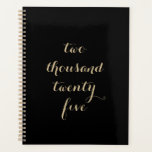 Agenda Oro Negro 2025 dos mil veinticinco<br><div class="desc">Minimalista texto personalizado en color negro y beige dorado. La tipografía se puede personalizar para que lea un año distinto a "dos mil veinticinco". Actualización para otro año o propósito. Personalizar a los colores blanco y negro.</div>