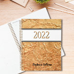 Agenda Oro personalizado<br><div class="desc">Este elegante Planner está decorado con un efecto texturizado impreso en oro falso. Personalizar cambiando el nombre y el año.</div>
