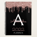 Agenda Oro Rosa 2022 - Monograma Purpurina negro rosado d<br><div class="desc">Oro Rosa 2022 - Nombre de monograma de Purpurina Rubor rosa y negro con espiral y bloc de notas inicial. Esto hace que el dulce perfecto cumpleaños 16, boda, ducha de novia, aniversario, ducha de bebé o fiesta de soltera sea regalo para alguien que ama el lujo glam y los...</div>