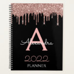 Agenda Oro Rosa 2022 - Monograma Purpurina negro rosado d<br><div class="desc">Oro Rosa 2022 - Nombre de monograma de Purpurina Rubor rosa y negro con espiral y bloc de notas inicial. Esto hace que el dulce perfecto cumpleaños 16, boda, ducha de novia, aniversario, ducha de bebé o fiesta de soltera sea regalo para alguien que ama el lujo glam y los...</div>