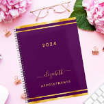 Agenda Paleta dorada minimalista 2025<br><div class="desc">Un fondo de color violeta oscuro, elegante y femenino, con un marco dorado falso. Personalice y agregue un año, nombre y título. Un planificador para organizar clientes de negocios, para hacer listas, o tu vida diaria. El nombre está escrito con un gran guión escrito a mano con letras a la...</div>
