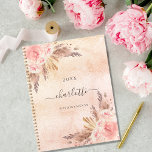 Agenda Pampas hierba rosa oro floral nombre 2025<br><div class="desc">Oro rústico subió y fondo rosa. Decorada con oro rosa,  flores rosas,  pampas pasto. Personalice y agregue un nombre,  título y año. El nombre está escrito con una escritura de estilo con letras a mano moderna.</div>