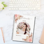 Agenda Pampas hierba rosa oro florals foto 2023<br><div class="desc">Personalice y agregue su propia foto dentro del marco en forma de arco. Un color de fondo blanco. Decorada con pasto de pampas y flores rosadas. Agrega un año y tu nombre.</div>
