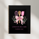 Agenda Panadería Bow rosa Utensilios de planner moderno<br><div class="desc">Manténgase organizado e inspirado con este encantador portátil panadería rosada Bow Utensils Modern Planner. Diseñado con pastelería, panadería casera y apasionados de los postres en mente, este elegante planificador combina la practicidad con una estética deliciosa. La cubierta tiene un diseño moderno adornado con elegante arco rosado y utensilios de cocción,...</div>