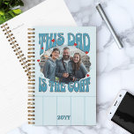 Agenda Papá es el retro rojo azul de la foto de la cabra<br><div class="desc">¡Regalo de fotos para papá de sus hijos para hacerle saber que es el mejor de todos los tiempos! Diseño retro divertido con tipografía de forma libre, corazones de amor y paleta de colores vintage. Utilice la plantilla de personalización para añadir su foto y ajustar a la perfección y, a...</div>
