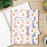 Agenda Pastel de patrón floral de margarita personalizado<br><div class="desc">Este planificador de bonitos está decorado con margaritas blancas en un fondo rayado de colores pastel. Personalizable fácil con tu nombre y año. Utilice la Herramienta de diseño para cambiar el tamaño,  estilo o color del texto.</div>
