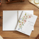 Agenda Pastel Feminine Watercolor Floral Moderno<br><div class="desc">Un diseño sencillo pero elegante con un ramo de flores rosadas,  amarillas y lavanda con vegetación sobre un fondo de papel de color blanco texturado. Creado por Simply Farmhouse Press.</div>