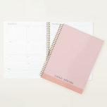 Agenda Pastel Rosa colorido Minimalista personalizado 202<br><div class="desc">Este sencillo y elegante planner de color coral, melocotón y salvia con un nombre personalizado puede hacer un regalo perfecto o accesorio personalizado. Personalízalo fácilmente con tu nombre. También puede cambiar los colores del fondo y del tipo de letra, sólo tiene que hacer clic en "Editar usando la herramienta de...</div>
