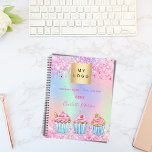 Agenda Pastelería de panadería nombre de los bizcochos<br><div class="desc">Un fondo holográfico e iridiscente de moda,  rosa,  violeta,  verde menta. Decorado con confetti en rosa y 3 quequitos. Personalice y agregue su logotipo,  texto,  año y nombre de empresa. El nombre personal está escrito con un guión moderno de estilo con letras a mano.</div>