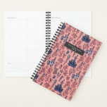 Agenda Patrón azul coral<br><div class="desc">Patrón con ilustraciones de coral azul sobre un fondo de coral rosa. Personalice con el nombre en la parte delantera.</div>