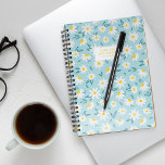 Agenda Patrón Daisies Dulce Personalizado<br><div class="desc">Bonitos sobre un patrón de fondo azul claro.</div>
