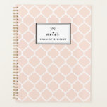 Agenda Patrón de cuatrefoil de Rubor personalizado<br><div class="desc">Planificador personalizado del patrón de cuatrefoil de Rubor. Planner moderno de personalizable con un patrón de quatrefoil blanco y lustre. Este portátil moderno y de moda será perfecto como regalo personalizado.</div>