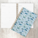 Agenda Patrón de dinosaurio azul<br><div class="desc">Montones de dinosaurios azules,  Tyrannosaurus rex,  Spinosaurus,  Stegosaurus,  Diplodocuments y Triceratops. ¡Perfecto para paleontólogos en ciernes!</div>