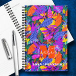 Agenda Patrón de hoja vibrante monogramado<br><div class="desc">Este planificador personalizado presenta su monograma y nombre en letras de moda sobre un fondo de hojas vibrantes en colores fríos. Ideal para usted o un gran regalo para cualquier ocasión.</div>