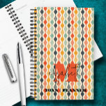 Agenda Patrón de Mod Groovy Monogramado<br><div class="desc">Este planificador personalizado presenta su monograma y su nombre en letras de moda sobre un fondo de un patrón retro mod en colores tenues. Ideal para usted o un gran regalo para cualquier ocasión. COINCIDIENDO elementos de nuestra colección.</div>
