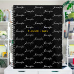 Agenda Patrón de nombre de guión elegante personalizado<br><div class="desc">Personalizar el texto y crea fácilmente tu planificador personalizado. Haga clic en EDITAR DISEÑO para cambiar el color de fondo o del texto. Puede TRANSFERIR este DISEÑO a otros productos de Zazzle y ajustarlo para que se ajuste a la mayoría de los artículos de Zazzle. Los diseños de Standard Studio...</div>
