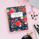 Agenda Patrón floral Boho - Azul marino y coral - Nombre<br><div class="desc">Planner espiral impreso con un colorido patrón floral de flores dibujadas a mano en naranja,  rojo coral,  rosa caliente y blanco,  como panes,  margaritas y rosas. Añade tu nombre y el año a la portada.</div>