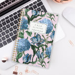 Agenda Patrón floral color de agua Monograma rosa azul 20<br><div class="desc">Personalice este planificador con su nombre en cursiva verde oscuro enmarcada por un rectángulo blanco,  sobre un patrón botánico acuarela de hortensias azules,  tulipanes elegantes y follaje verde sobre un fondo rosado.</div>