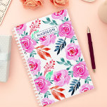 Agenda Patrón floral de Rosas de acuarela rosa<br><div class="desc">Organízate con estilo con este hermoso planificador personalizado con un delicado diseño floral de color acuático de rosas rosas rosas rosas. Perfecto para el diario,  la toma de notas o la planificación diaria. Personalizar con tu nombre o iniciales para un toque único.</div>