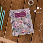 Agenda Patrón Floral Lilac personalizado 2022<br><div class="desc">Este hermoso planificador puede ser personalizado con su nombre en un tipo de letra de guión moderno y el año.</div>