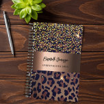 Agenda Patrón leopardo bronce negro marrón 2023<br><div class="desc">Elegante, fresco, glamuroso y femenino con estampado de leopardo marrón, dorado y negro, decorado con confetti dorado. Personaliza y agrega tu nombre. Una gran banda falsa metálica de bronce. Plantilla de un año, letras negras. El nombre está escrito con una escritura de estilo con letras a mano moderna. Perfecto para...</div>