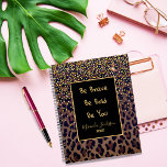 Agenda Patrón leopardo motivación marrón negro 2025<br><div class="desc">Elegante,  fresco,  glamuroso y femenino con estampado de leopardo marrón,  dorado y negro,  decorado con confetti dorado. Personaliza y agrega tu nombre. Plantilla de un año,  letras amarillas. Un marco negro con la cita motivacional: Sé audaz,  sé valiente,  sé tú. Perfecto para empresarias,  maquilladoras,  dueñas de tiendas,  consultoras.</div>