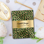 Agenda Patrón leopardo oro verde esmeralda oro 2025<br><div class="desc">Elegante,  fresco,  glamuroso y femenino con un patrón de leopardo de oro y verde esmeralda. Personaliza y agrega tu nombre. Personaliza y agrega tu nombre y un año. El nombre está escrito con una escritura de estilo con letras a mano moderna. Perfecto para empresarias,  maquilladoras,  dueñas de tiendas,  consultoras.</div>