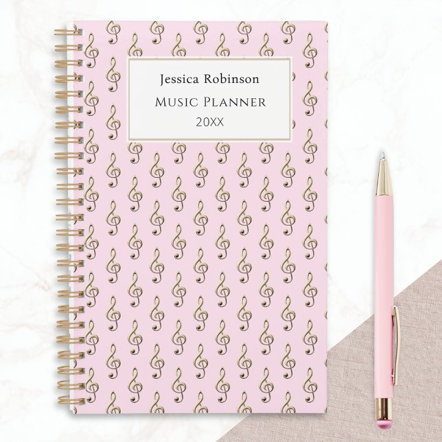 Agenda Patrón Treble Clef Elegante Música Rosa Tema (A pink planner with faux gold treble clefs pattern, personalized with name, planner title and year)