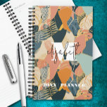 Agenda Patrón tropical monogramado<br><div class="desc">En este planificador personalizado se imprimen el monograma y el nombre en letras de moda en una huella tropical abstracta en verde azulado,  coral,  rosa,  tostado y dorado. Ideal para usted o un gran regalo para cualquier ocasión.</div>