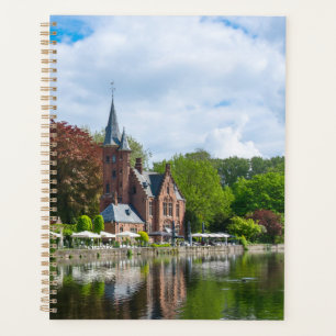 Agenda Pequeño castillo cerca del lago en Brujas, Bélgica