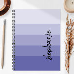 Agenda Periwinkle de bloque de color de firma personaliza<br><div class="desc">Este moderno y moderno diseño se caracteriza por cinco rayas de colores en tonos degradados que van de la luz al periwinkle medio. Personalízalo con tu nombre en escritura vertical de escritura a mano con firma negra.</div>