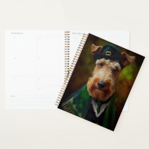 Agenda perro airedale en el Día de San Patricio