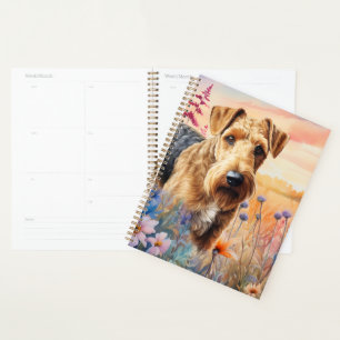 Agenda Perro Airedale Terrier en una pradera de flores si