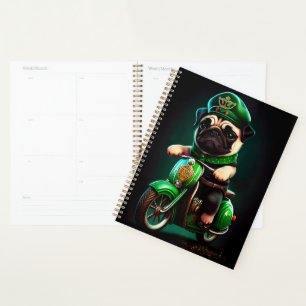 Agenda Perro Pug conduciendo bicicleta día de San Patrici