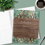 Agenda Personalización del Eucalipto de Madera de Cereale<br><div class="desc">Este Planner está decorado con eucaliptos acuáticos y follaje en tonos verdes sobre un fondo de madera de granero. Personalizar con tu nombre y año. Porque creamos nuestra propia obra de arte no encontrarás esta imagen exacta de otros diseñadores. Acuarela original © Michele Davies.</div>