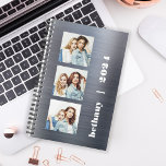 Agenda Personalizado 3-Photo Silver Brushed Metalizado 20<br><div class="desc">Personalizar fácilmente este planificador moderno reemplazando las tres imágenes de muestra con tus fotos cuadradas favoritas. Añada su nombre o iniciales de monograma y el año en tipografía blanca chunky sobre un fondo metalizado de imitación de color plateado.</div>