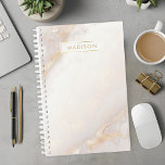 Agenda Personalizado de nombres personalizados de cáscara<br><div class="desc">Manténgase organizado y elegante con este elegante planner personalizado de melocotón y mármol dorado. El diseño de mármol de moda aporta un toque de sofisticación,  mientras que el nombre del personalizable lo convierte en un regalo único y atento. Perfecto para planear su día,  anotar apuntes o seguir las citas.</div>
