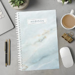Agenda Personalizado de nombres personalizados de mármol<br><div class="desc">Organice su vida con este elegante planificador personalizado de mármol azul personalizado. Perfecto para mujeres que aprecian diseños lujosos y modernos, este planificador combina la belleza intemporal del mármol con funcionalidad práctica. El sofisticado diseño de mármol azul aporta un toque de elegancia a la planificación diaria. Personalízalo con tu nombre...</div>