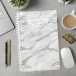 Agenda Personalizado de nombres personalizados de mármol<br><div class="desc">Manténgase organizado con este elegante planificador personalizado de mármol gris y blanco. Perfecto para mujeres que aman diseños sofisticados y modernos, este planificador combina estética de mármol intemporal con funcionalidad práctica. El diseño de mármol de moda y el nombre personalizado le dan un toque de lujo a su planificación diaria....</div>