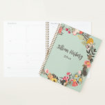 Agenda Personalizado en verde de salvia floral de otoño<br><div class="desc">Otoño Invierno Floral Wreath Sage Green con el planificador de nombres</div>