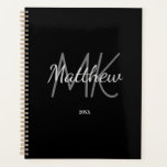 Agenda Personalizado Monograma negro Nombre inicial Año M<br><div class="desc">Personalice y agregue su nombre,  iniciales de monograma y año. (cualquier año) letras doradas y blancas. El nombre se escribe con un guión de estilo con letras a mano.</div>