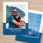 Agenda Personalizado Nombre de la foto Azul Moderno<br><div class="desc">¡Crea tu propio planificador de año fotográfico! Una plantilla elegante personalizada con dos fotografías favoritas, tu nombre, el año y un título o lema personal. ¡Los planificadores personalizados hacen regalos maravillosos para la familia y los amigos, y son una gran manera de mantener a todos organizados! Colores impresos: azul y...</div>