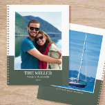 Agenda Personalizado Nombre de la foto Verde Moderno<br><div class="desc">¡Crea tu propio planificador de año fotográfico! Una plantilla elegante personalizada con dos fotografías favoritas, tu nombre, el año y un título o lema personal. ¡Los planificadores personalizados hacen regalos maravillosos para la familia y los amigos, y son una gran manera de mantener a todos organizados! Colores impresos: verde gris...</div>