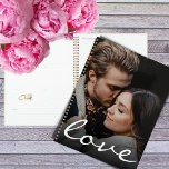 Agenda Personalizado romántico guión de amor hace que sea<br><div class="desc">El amor está en el aire, este diseño es simple y romántico, y te habla. Un símbolo o una representación del amor, sólo necesitas subir tu foto favorita al personalizar y convertirla en única. La tipografía del guión de amor también es personalizable, para que la personalizes con tus nombres, el...</div>