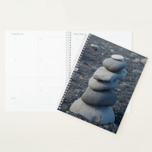 Agenda Pila de rocas grises en la playa