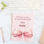 Agenda Pink bow inspirational quote 2026<br><div class="desc">A soft blush pink background,  decorated with a large bow.  Inspiratiional,  motivational Quote: Live with intention.  The future is written by those who dare to plan.</div>
