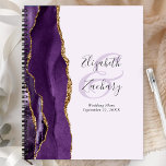 Agenda Planes de Boda Agate Geode Purple Gold Lavender<br><div class="desc">Este elegante y moderno planificador de bodas presenta un diseño de acuarela morada adornado con un falso purpurina de oro. Personalizar fácilmente el texto gris carbón en un fondo de lavanda pálido, con los nombres de la novia y el novio en caligrafía de escritura a mano sobre un gran ampersand....</div>